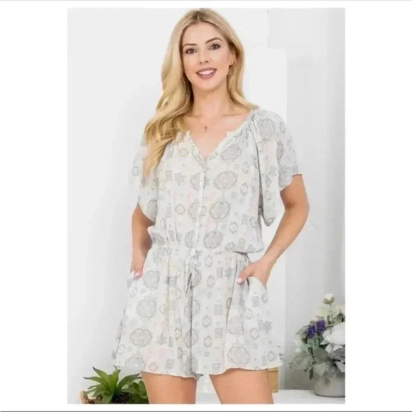 BNWT Medallion print Romper - Picture 6 of 7